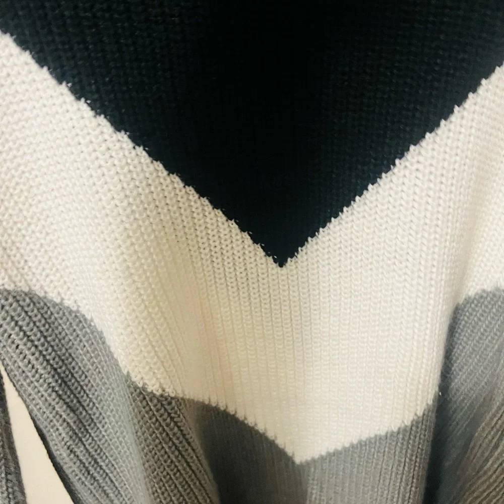 Sweater without a size but fits like a Large - Picture 2 of 5